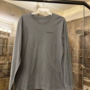 Men’s Medium Long Sleeve Dark Grey Patagonia Tshirt